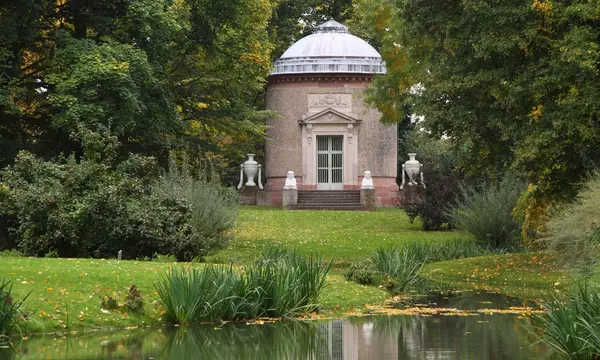 Tempel der Botanik im Schlossgarten von Schloss Schwetzingen