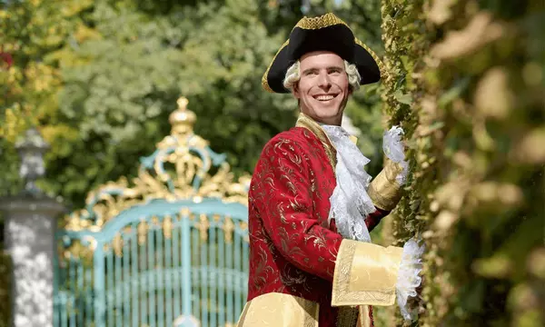 Kostümierter Gästeführer im Schlossgarten Schwetzingen