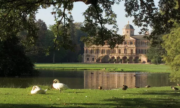 Schloss Favorite Rastatt mit Schwänen und Enten