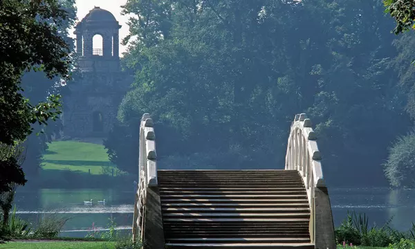 Chinesische Brücke mit Blick zum Apollotempel, Schlossgarten Schwetzingen