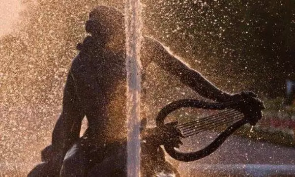 Figur des Arion vom Arionbrunnen im Schlossgarten Schwetzingen