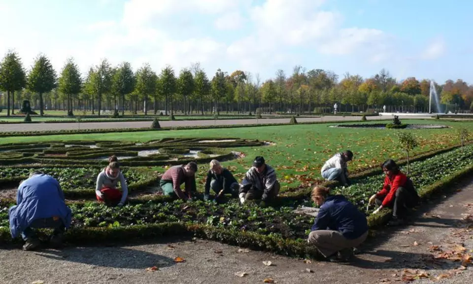 Gärtnerinnen und Gärtner im Schlossgarten Schwetzingen