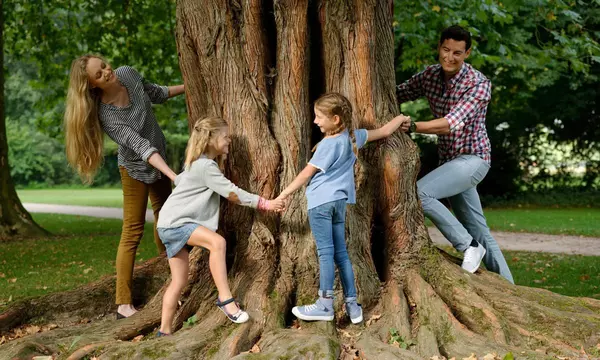 Spielende Familie im Schlossgarten Rastatt